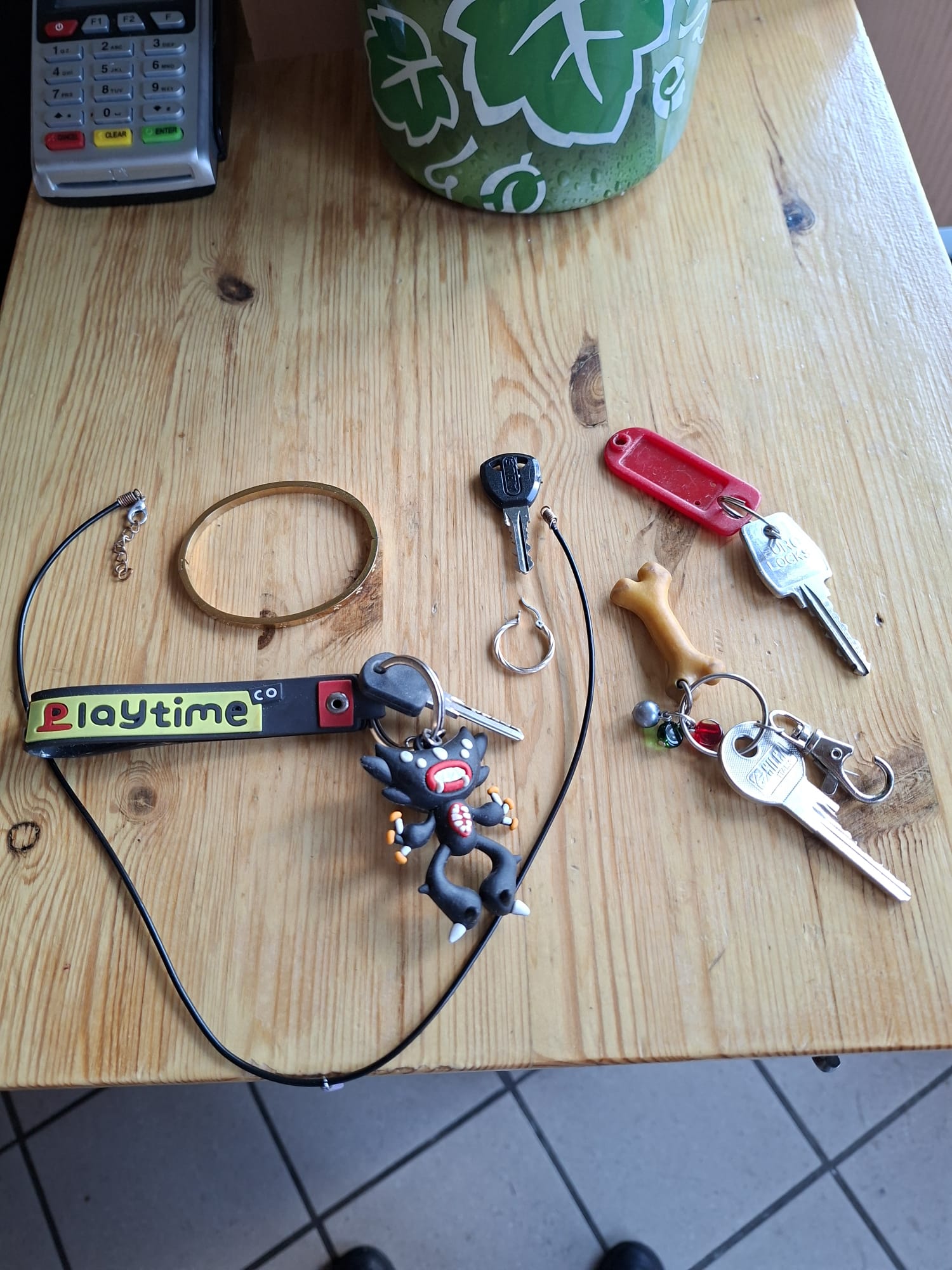 Enkele sieraden en sleutels zijn blijven liggen in de kantine